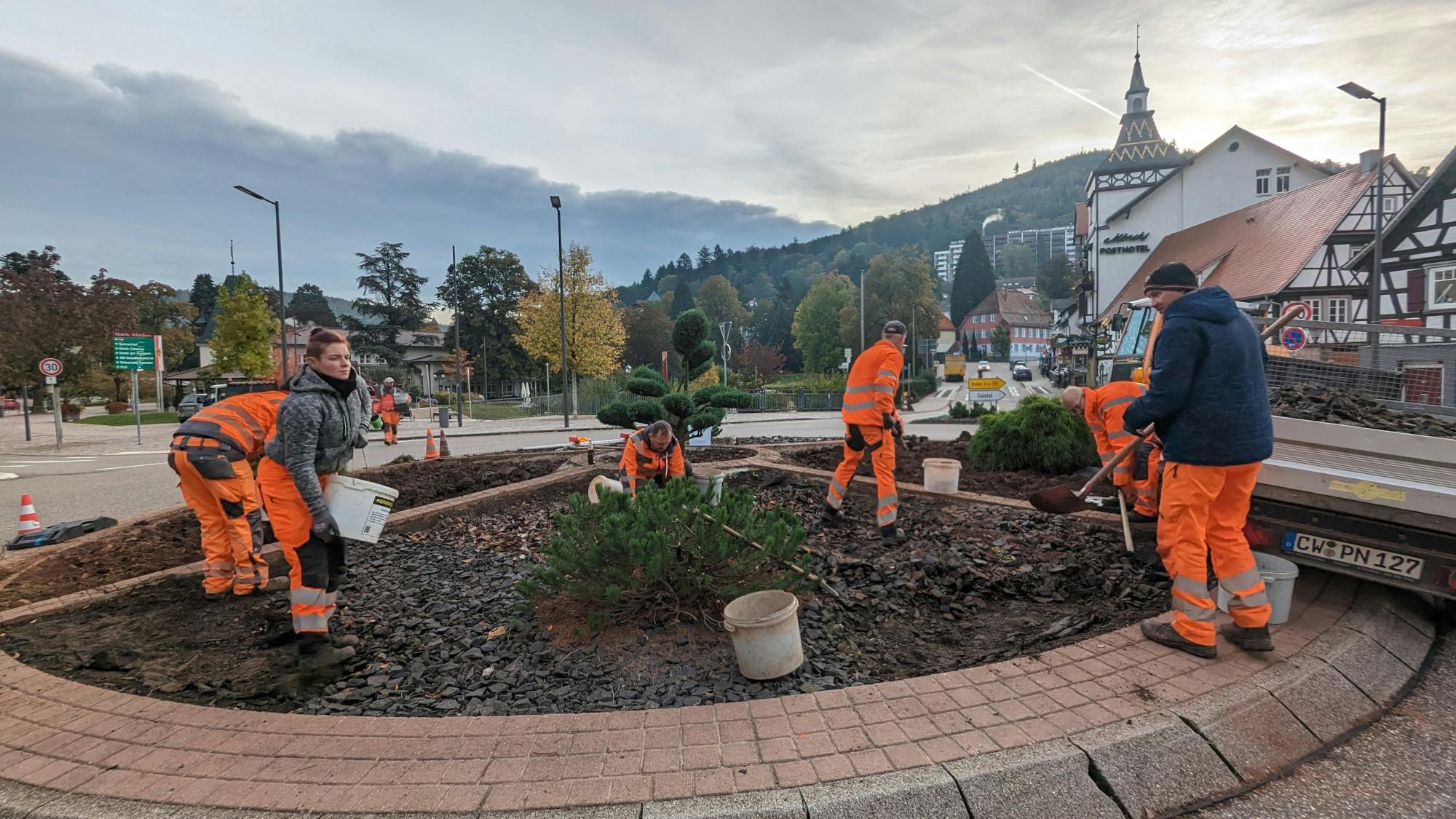 Mitarbeiter des Herrenalber Bauhofs bei den Arbeiten zur Begrünung der Verkehrsinsel am Rathausplatz.